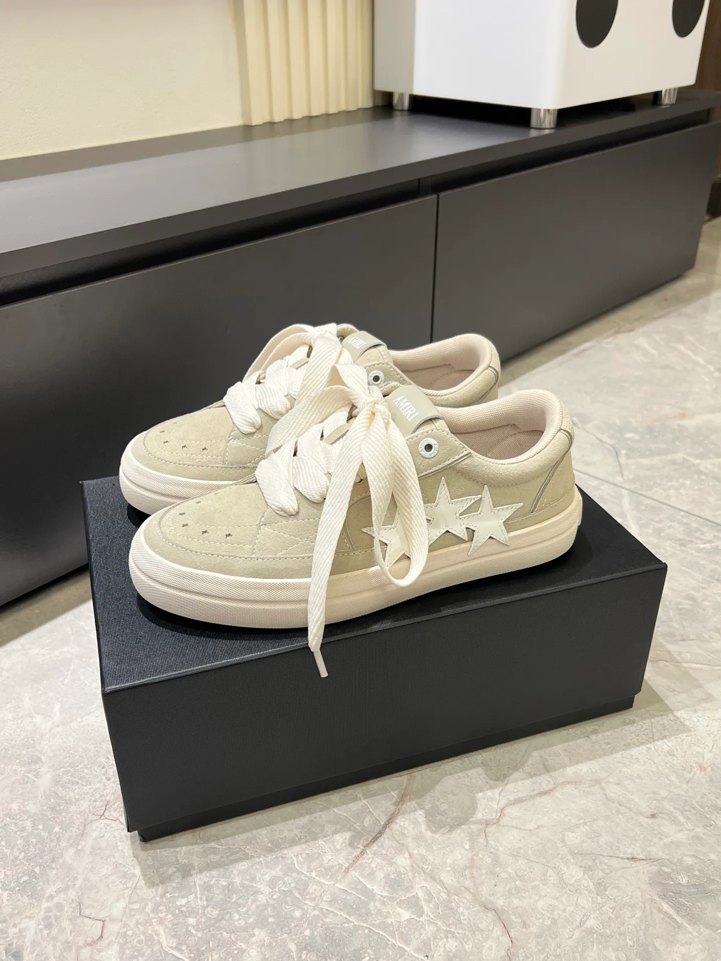 Men's shoes 💰p560 "AMIR*" new men's low-top casual sports sneakers bone shoes, another pair of irresistible bone shoes. Bone shoes are one of AMIRI's most popular items. Made of first-layer cowhide upper. The side bones are made of two cowhide laminations. It has a three-dimensional effect. The leather incisions are all oil-edged. Contrast color design. Simple style. Fashionable sports. Customized metal LOGO nameplate embellished with laces. Exclusive top-quality version. Supports contrast. Breathable mesh lining. The original rubber outsole is a must-have item for daily leisure. It is suitable for various occasions. If you pursue high quality, check it out. It is super cool on the feet and comes with a full set of original packaging! Size: 39-45!